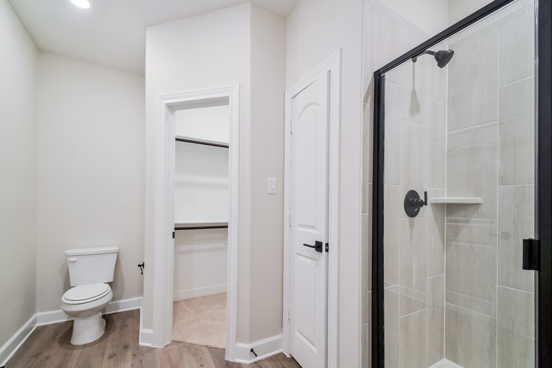 2,085/Mo, 1220 Princeton Hts Princeton, TX 75407 Main Bathroom View 2