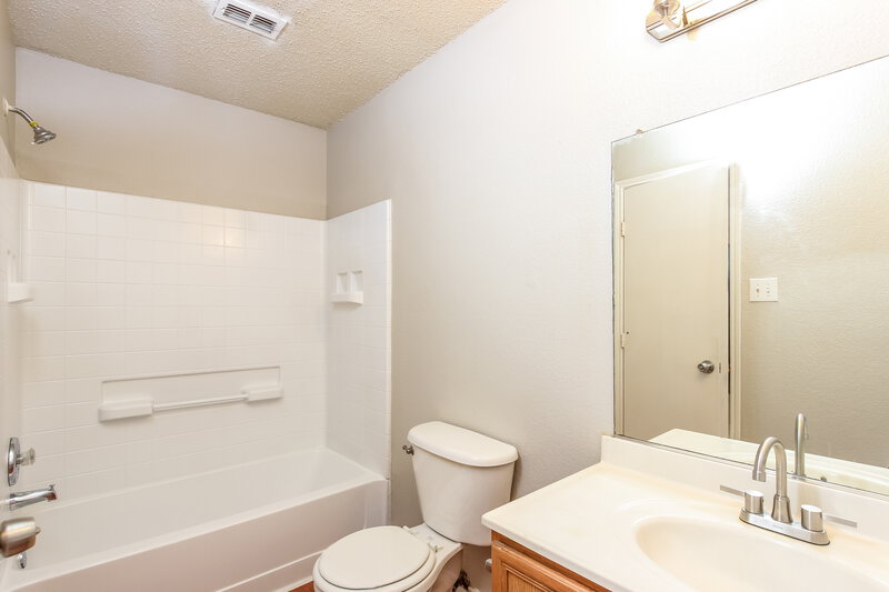 2,185/Mo, 4812 Waterford Dr Fort Worth, TX 76179 Main Bathroom View