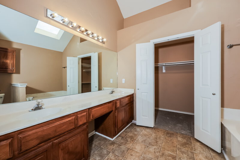 2,370/Mo, 1453 Ridgecreek Dr Lewisville, TX 75067 Main Bathroom View