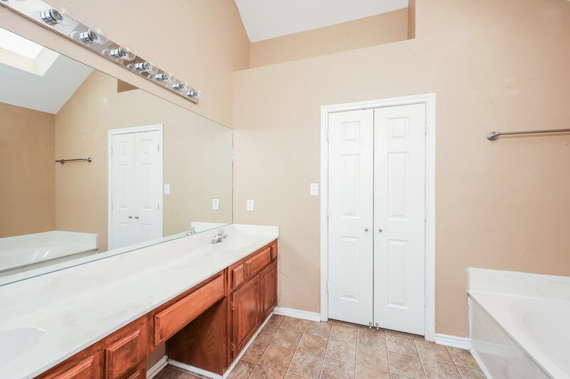 2,480/Mo, 1453 Ridgecreek Dr Lewisville, TX 75067 Main Bathroom View 2