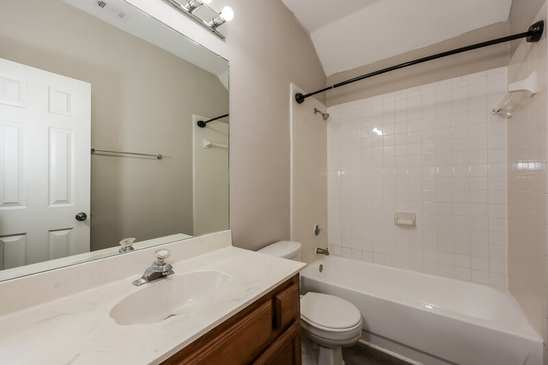 2,370/Mo, 1453 Ridgecreek Dr Lewisville, TX 75067 Bathroom View 2