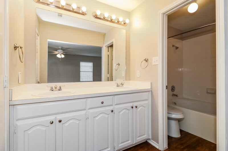 2,435/Mo, 2984 Thames Trl Fort Worth, TX 76118 Main Bathroom View