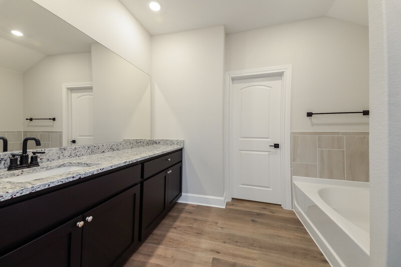 2,125/Mo, 1104 Princeton Hts Princeton, TX 75407 Main Bathroom View