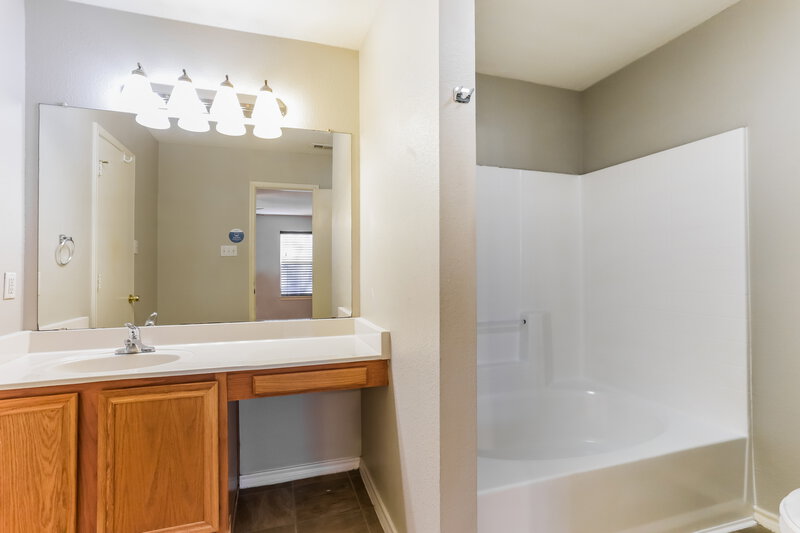 2,125/Mo, 6375 Riverwater Trl Fort Worth, TX 76179 Main Bathroom View