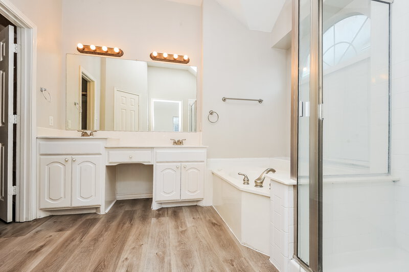 2,385/Mo, 7517 Creek Meadow Dr Fort Worth, TX 76123 Main Bathroom View