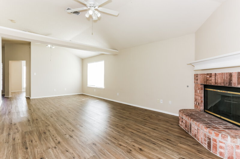 2,260/Mo, 10216 Pleasant Mound Dr Fort Worth, TX 76108 Living Room View 2