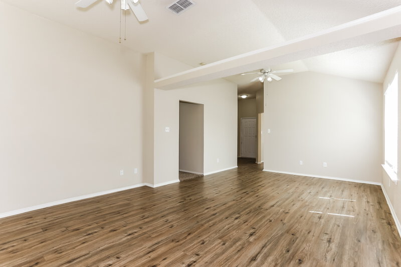 2,260/Mo, 10216 Pleasant Mound Dr Fort Worth, TX 76108 Living Room View 3