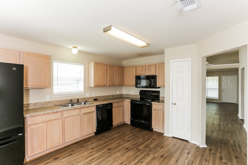 2,260/Mo, 10216 Pleasant Mound Dr Fort Worth, TX 76108 Kitchen View 2