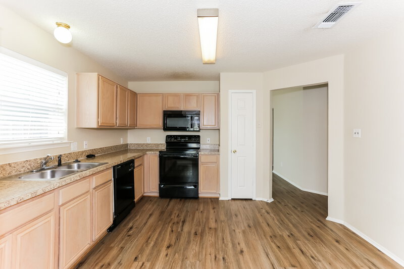 2,260/Mo, 10216 Pleasant Mound Dr Fort Worth, TX 76108 Kitchen View 3