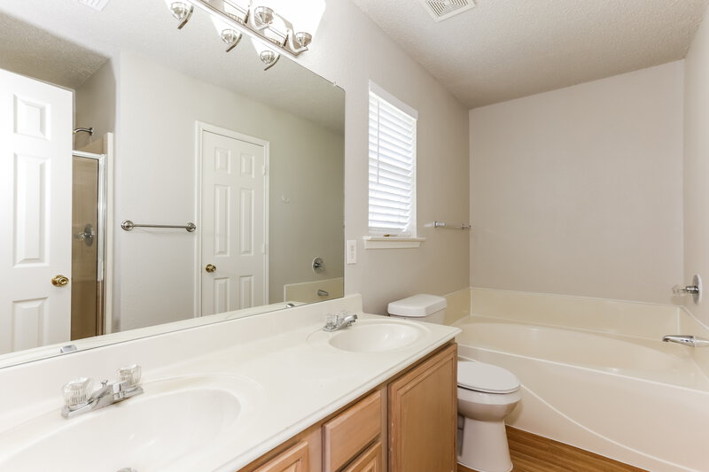 2,260/Mo, 10216 Pleasant Mound Dr Fort Worth, TX 76108 Main Bathroom View