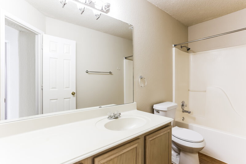 2,260/Mo, 10216 Pleasant Mound Dr Fort Worth, TX 76108 Bathroom View