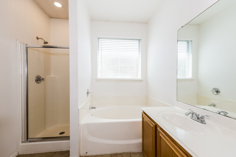 2,280/Mo, 10005 Blue Bell Dr Fort Worth, TX 76108 Main Bathroom View