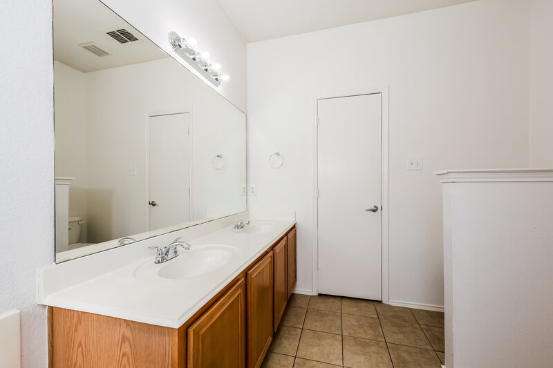 2,280/Mo, 10005 Blue Bell Dr Fort Worth, TX 76108 Main Bathroom View 2