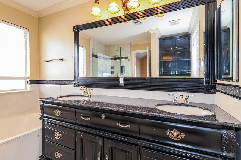 2,050/Mo, 18930 Ravenglen Ct Dallas, TX 75287 Main Bathroom View