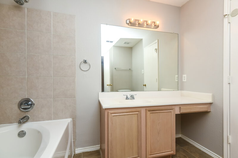 2,730/Mo, 6371 Riverwater Trl Fort Worth, TX 76179 Main Bathroom View 2