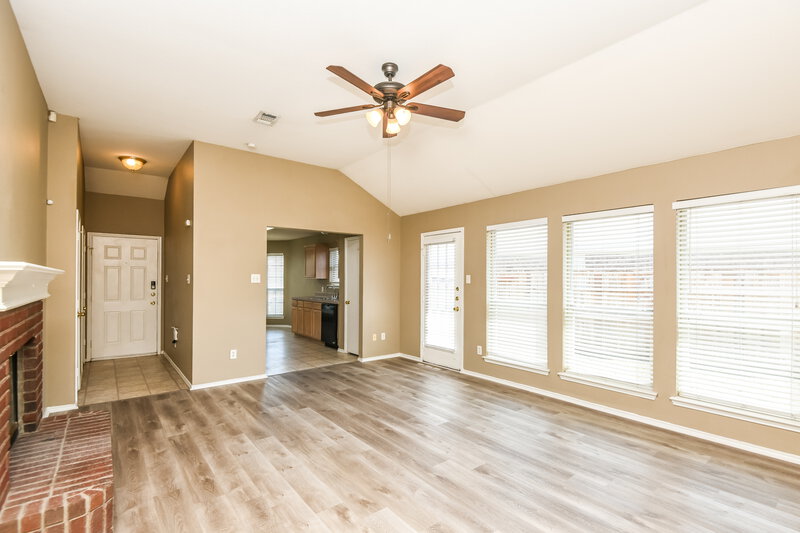 1,900/Mo, 10413 Fossil Hill Dr Fort Worth, TX 76131 Living Room View 3