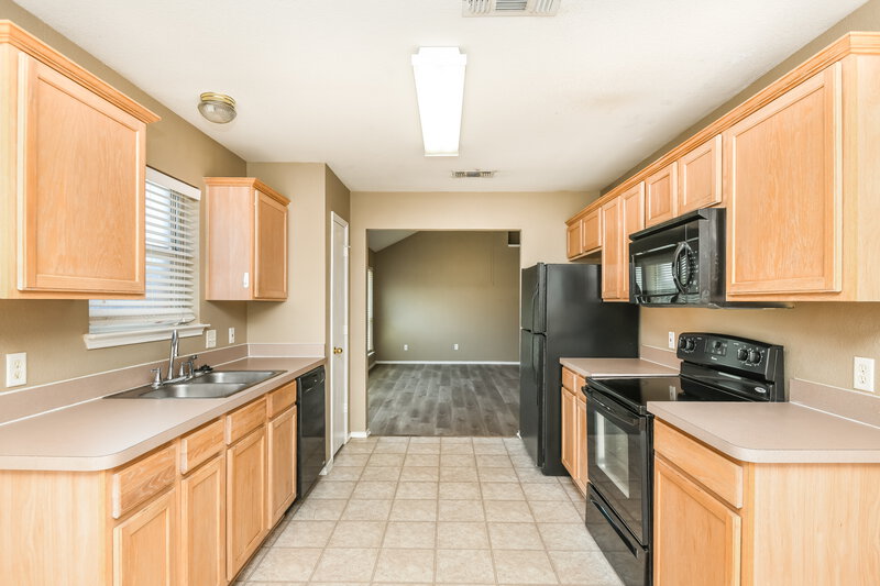 1,900/Mo, 10413 Fossil Hill Dr Fort Worth, TX 76131 Kitchen View 3