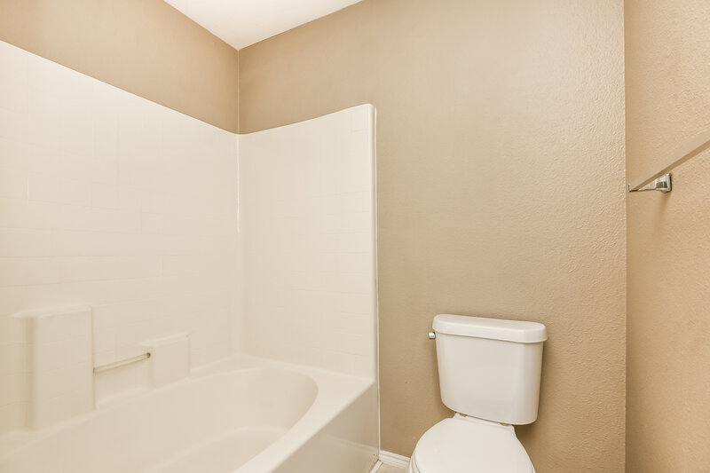 1,900/Mo, 10413 Fossil Hill Dr Fort Worth, TX 76131 Main Bathroom View