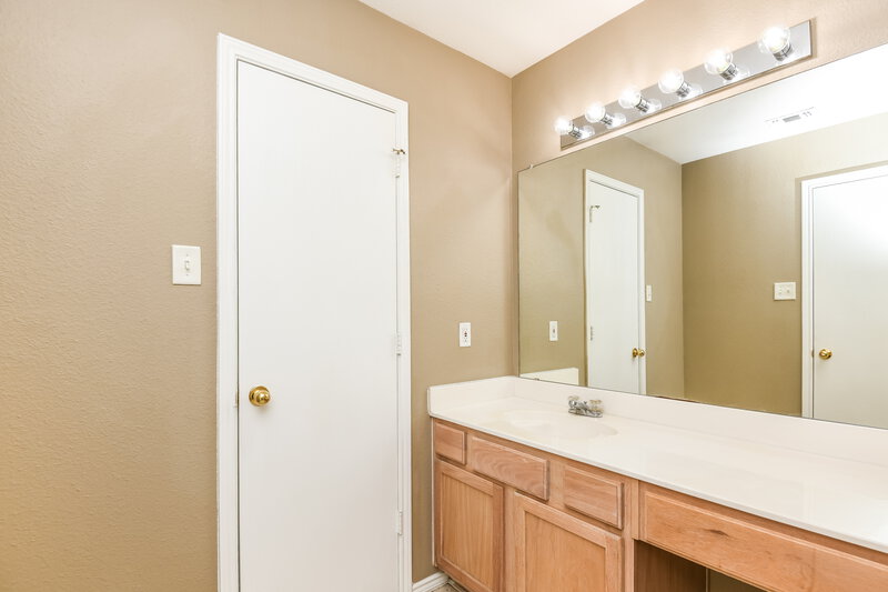 1,900/Mo, 10413 Fossil Hill Dr Fort Worth, TX 76131 Main Bathroom View 2
