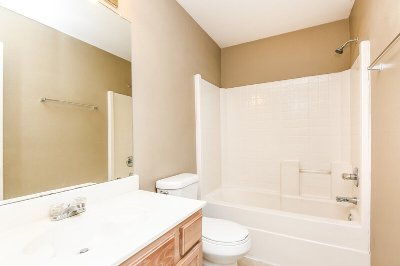 1,900/Mo, 10413 Fossil Hill Dr Fort Worth, TX 76131 Bathroom View