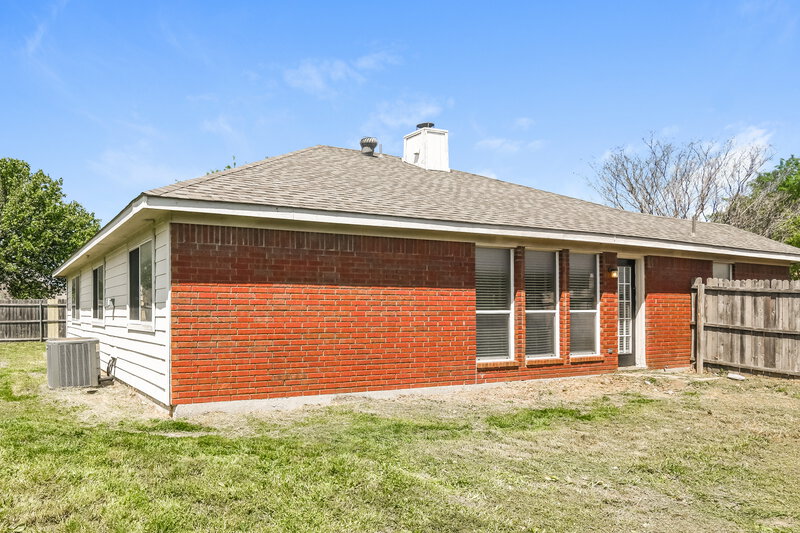 1,900/Mo, 10413 Fossil Hill Dr Fort Worth, TX 76131 Rear View