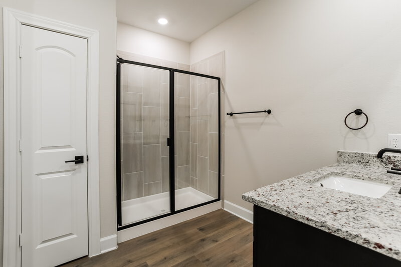 1,945/Mo, 1106 Princeton Hts Princeton, TX 75407 Main Bathroom View