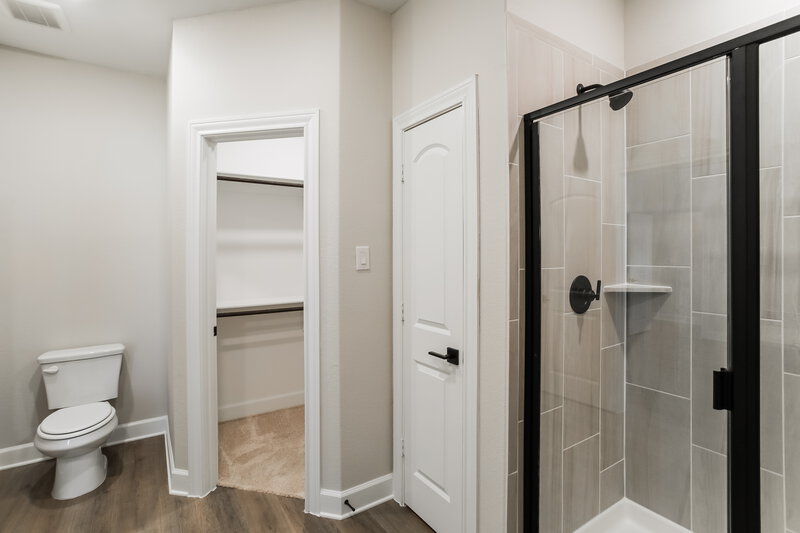 1,945/Mo, 1106 Princeton Hts Princeton, TX 75407 Main Bathroom View 2