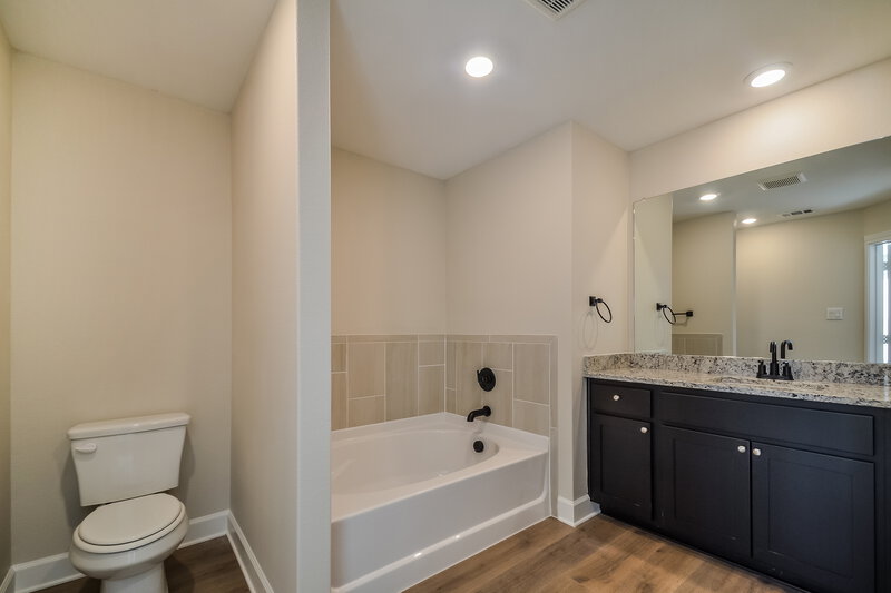 1,790/Mo, 1102 Princeton Hts Princeton, TX 75407 Main Bathroom View