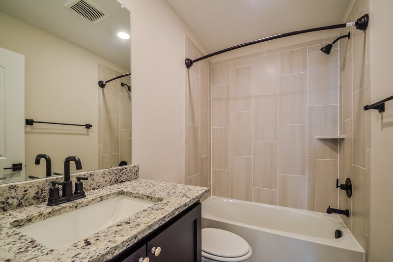 1,790/Mo, 1102 Princeton Hts Princeton, TX 75407 Bathroom View
