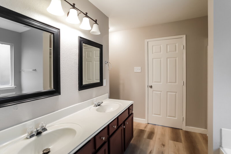 3,650/Mo, 2500 Briar Forest Dr Denton, TX 76210 Main Bathroom View