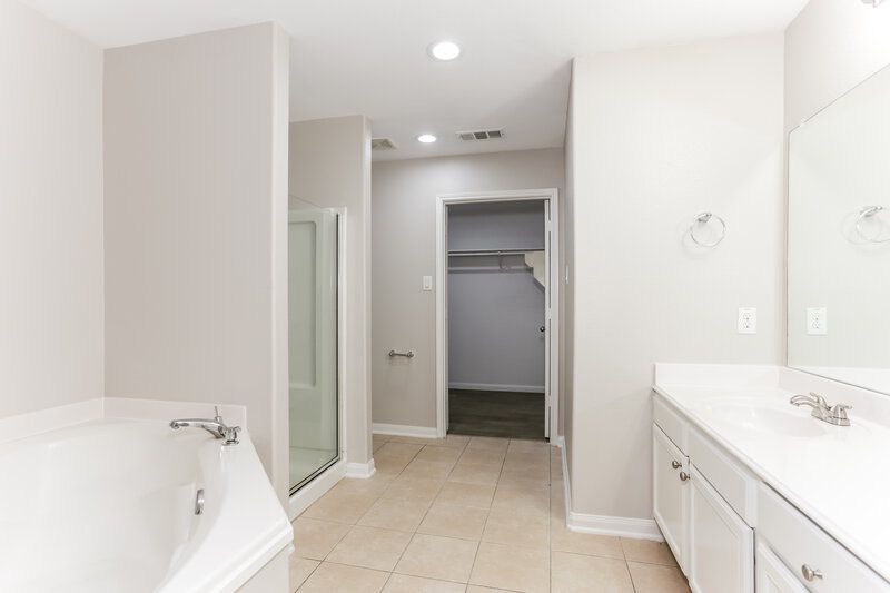 1,980/Mo, 10041 Silent Hollow Dr Fort Worth, TX 76140 Main Bathroom View