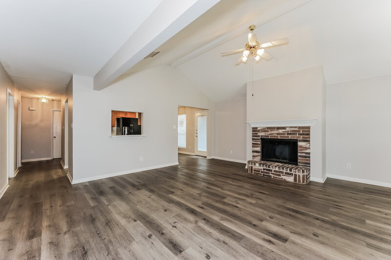 1,980/Mo, 7204 Fossil Garden Dr Arlington, TX 76002 Living Room View 2