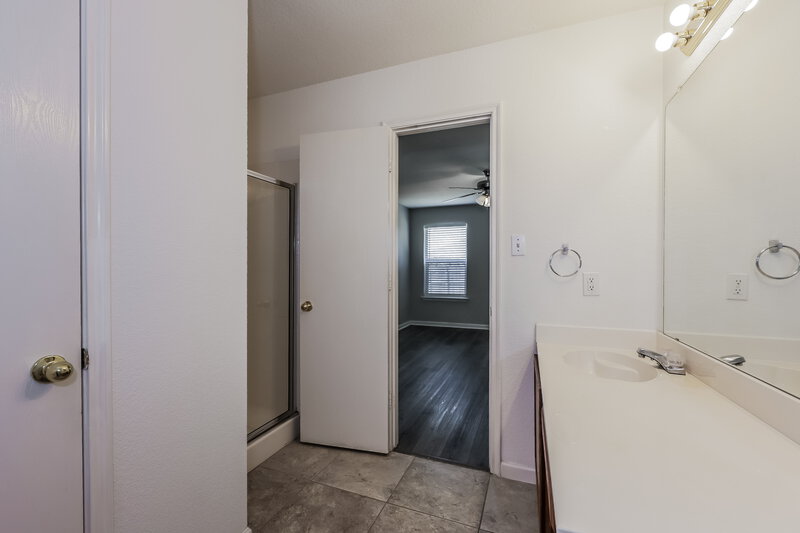 1,980/Mo, 7204 Fossil Garden Dr Arlington, TX 76002 Main Bathroom View 2