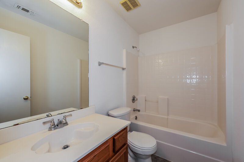 1,980/Mo, 7204 Fossil Garden Dr Arlington, TX 76002 Bathroom View