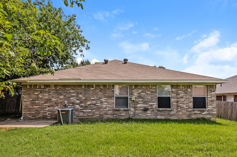1,980/Mo, 7204 Fossil Garden Dr Arlington, TX 76002 Rear View