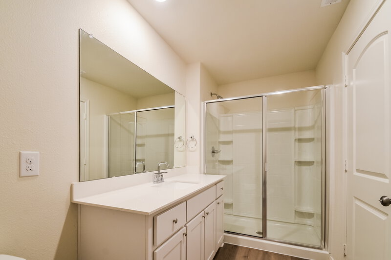 1,895/Mo, 211 Marsh Ln Princeton, TX 75407 Main Bathroom View
