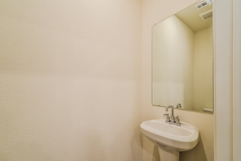 1,895/Mo, 211 Marsh Ln Princeton, TX 75407 Bathroom View 2