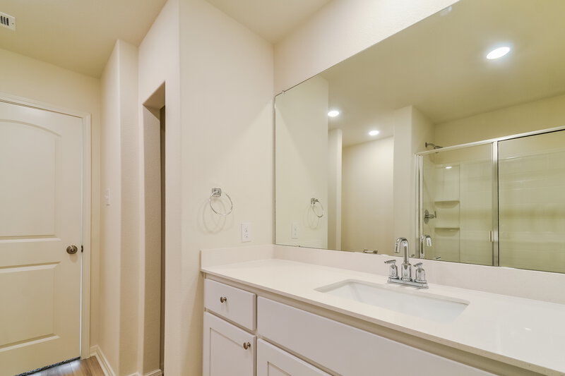 1,850/Mo, 210 Marsh Ln Princeton, TX 75407 Main Bathroom View 2