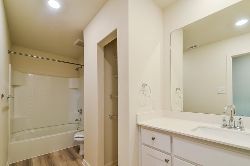 1,850/Mo, 210 Marsh Ln Princeton, TX 75407 Bathroom View
