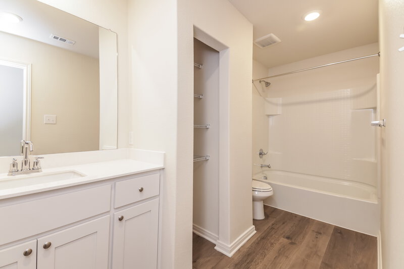 1,735/Mo, 215 Marsh Ln Princeton, TX 75407 Bathroom View