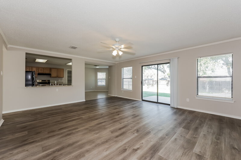 2,570/Mo, 2101 Delaford Dr Arlington, TX 76002 Living Room View 2
