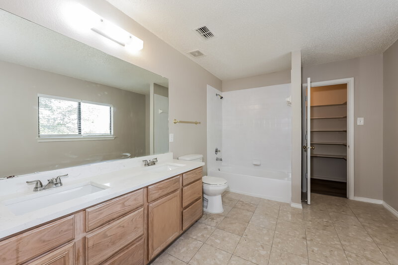 2,570/Mo, 2101 Delaford Dr Arlington, TX 76002 Main Bathroom View