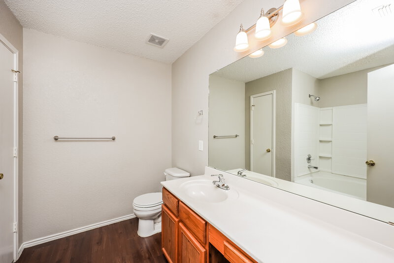 2,125/Mo, 7949 Meadow View Trl Fort Worth, TX 76120 Main Bathroom View