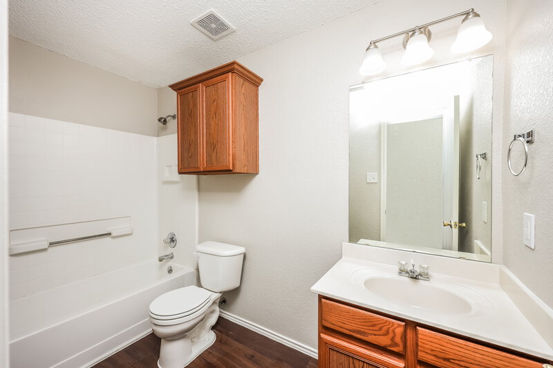 2,125/Mo, 7949 Meadow View Trl Fort Worth, TX 76120 Bathroom View