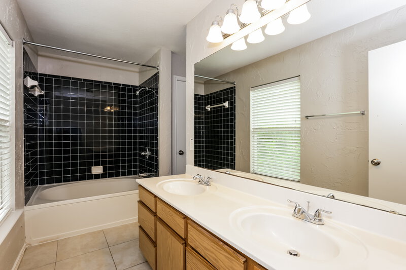 2,500/Mo, 629 Gibson St Cedar Hill, TX 75104 Main Bathroom View
