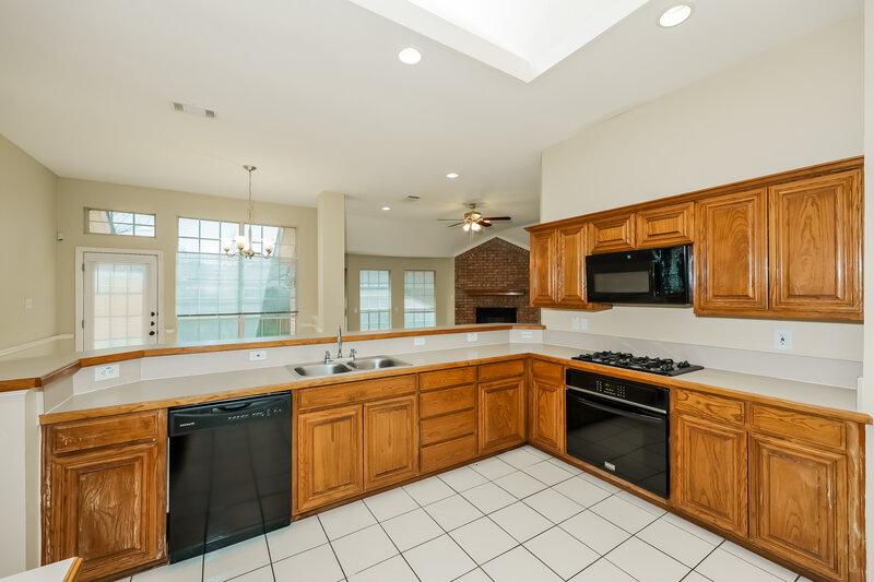 1,810/Mo, 831 Quail Run Ln Lancaster, TX 75146 Kitchen View