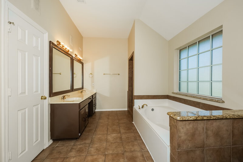 1,810/Mo, 831 Quail Run Ln Lancaster, TX 75146 Main Bathroom View