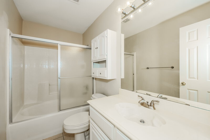 1,810/Mo, 831 Quail Run Ln Lancaster, TX 75146 Bathroom View