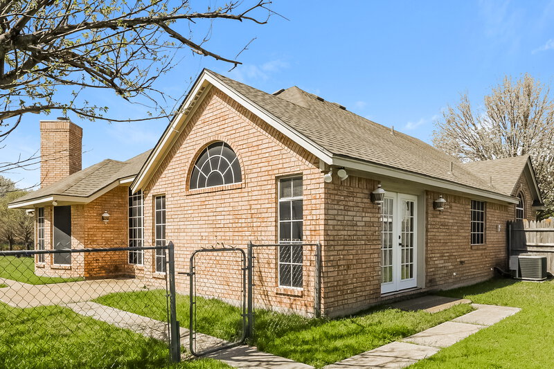 1,810/Mo, 831 Quail Run Ln Lancaster, TX 75146 Rear View