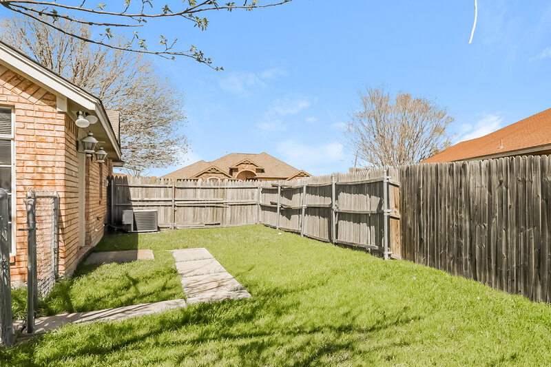 1,810/Mo, 831 Quail Run Ln Lancaster, TX 75146 Exterior View